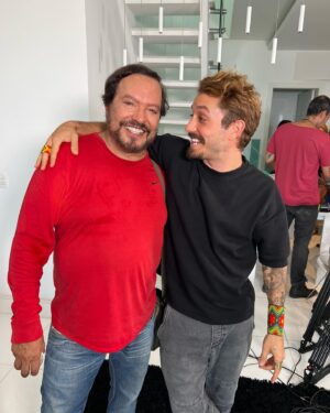 Christian Monassa Instagram - Essa semana se encerrou um trabalho que me lembrou muito o pq comecei a dirigir. O pq resolvi abdicar da carreira de ator para simplesmente contar histórias. O pq passar nove anos, quase uma década, praticamente sem ter férias, mergulhado nesse vício que se tornou o audiovisual. 

Com o fim de “Firmeza no Caos” que é arte desde o seu nascimento, me lembrei de muitas coisas e sobretudo do amor que transborda em mim por fazer o que faço. 

Dentre tantas coisas lindas e absurdas que o mercado audiovisual me fez viver, fechar esse ciclo com o meu aniversário representa pra mim, a manifestação de Deus, na arte. 

A arte Salva. A arte me salvou! E ser artista, como dizia a eterna Camilla Amado, é ser intérprete do ar. Pq dentro do ar, está a consciência, afinal, se perdermos o ar, perdemos a consciência.

Viva o Cinema Nacional! Viva o teatro brasileiro! Viva Camilla Amado! E obrigado aos irmãos e irmãs que se envolveram no projeto, na surpresa e em todas as surpresas que a vida nos traz, dentre elas, dirigir junto da @rafaamado tantas pessoas que significaram tanto na minha vida.

Evoé!!!!