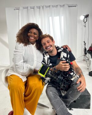 Christian Monassa Instagram - Nada como amar o que você faz todos os dias com o melhor time do mundo❤️‍🔥 @film_in_ 

🎬 Campanha de @vichybrasil com @angelicaksy e @zezemotta ❣️