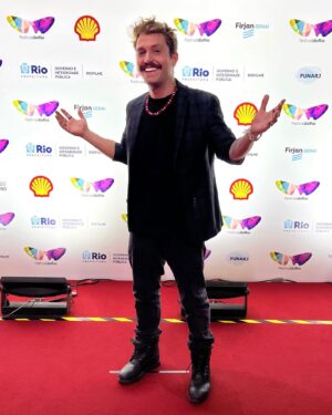 Christian Monassa Instagram - Eu não tenho palavras pra descrever o que foi ver meu filme “Cinema Vivo” estrear no @festivaldorio nas telas do Odeon, na Cinelândia, palco de tantas e tantas histórias. Ainda mais concorrer na Premier Brasil com tantos cineastas e artistas geniais. Independente do resultado, eu hoje sou a mais pura gratidão. Obrigado Camilla Amado, minha grande mestra por me abençoar sempre, de onde estiver, @luizmenezesator e todo o time que deu tudo que pode pra levantar em 6 meses a cenografia desse filho nosso. MUITO OBRIGADO!!!!!✨🏆🔥 Que venham os próximos festivais!!!
