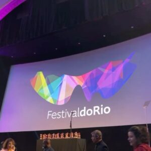 Christian Monassa Instagram - Eu não tenho palavras pra descrever o que foi ver meu filme “Cinema Vivo” estrear no @festivaldorio nas telas do Odeon, na Cinelândia, palco de tantas e tantas histórias. Ainda mais concorrer na Premier Brasil com tantos cineastas e artistas geniais. Independente do resultado, eu hoje sou a mais pura gratidão. Obrigado Camilla Amado, minha grande mestra por me abençoar sempre, de onde estiver, @luizmenezesator e todo o time que deu tudo que pode pra levantar em 6 meses a cenografia desse filho nosso. MUITO OBRIGADO!!!!!✨🏆🔥 Que venham os próximos festivais!!!