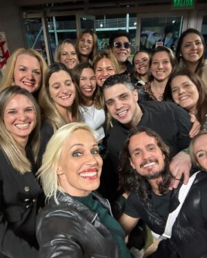Christian Sancho Instagram - Boinas 👋por acá se sigue con la 🦒 de @sinverguenzasok con estos hermosos compañeros por toda la 🇦🇷🎭👊

1️⃣ Paseando por el Litoral 😎✨

2️⃣ Antes de salir a escena con el 🐇 🚀💪

3️⃣ En plena escena de @sinverguenzasok en la bella Entre Ríos ❤️🎭

4️⃣ Disfutando con mis compañeros de este gran Hit🙏

5️⃣ SOLD OUT ( GRACIAS a la GENTE ) ✨🫶✨

6️⃣ Así nos esperan en cada función cada vez que salimos 🙌🫶🙏 ( Nuestra Gran Invitada en Misiones @ingridgrudke ya es una Sinvergüenza ) 

7️⃣ En Reconquista no solo vimos a @gabrielbatistutaok sino que también estuvimos con su estatua ⚽️🥅

8️⃣Lindo almuerzo de Domingo en Chaco con mucho chat Gpt🤣

9️⃣ Le metimos fuerte al entrenamiento en Corrientes🏃🏻‍♂️🚀

1️⃣0️⃣ Uno de los mejores atardeceres de este año☀️
 ( Gracias por la Altísima Pic @alexis_quirogaaa ) 📸👌

 P.D: Les dejo como sigue la Gira en mi BIO 🎭❤️✨