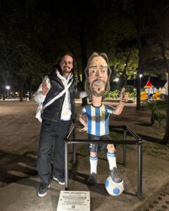 Christian Sancho Instagram - Boinas 👋por acá se sigue con la 🦒 de @sinverguenzasok con estos hermosos compañeros por toda la 🇦🇷🎭👊

1️⃣ Paseando por el Litoral 😎✨

2️⃣ Antes de salir a escena con el 🐇 🚀💪

3️⃣ En plena escena de @sinverguenzasok en la bella Entre Ríos ❤️🎭

4️⃣ Disfutando con mis compañeros de este gran Hit🙏

5️⃣ SOLD OUT ( GRACIAS a la GENTE ) ✨🫶✨

6️⃣ Así nos esperan en cada función cada vez que salimos 🙌🫶🙏 ( Nuestra Gran Invitada en Misiones @ingridgrudke ya es una Sinvergüenza ) 

7️⃣ En Reconquista no solo vimos a @gabrielbatistutaok sino que también estuvimos con su estatua ⚽️🥅

8️⃣Lindo almuerzo de Domingo en Chaco con mucho chat Gpt🤣

9️⃣ Le metimos fuerte al entrenamiento en Corrientes🏃🏻‍♂️🚀

1️⃣0️⃣ Uno de los mejores atardeceres de este año☀️
 ( Gracias por la Altísima Pic @alexis_quirogaaa ) 📸👌

 P.D: Les dejo como sigue la Gira en mi BIO 🎭❤️✨