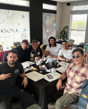 Christian Sancho Instagram - Boinas 👋por acá se sigue con la 🦒 de @sinverguenzasok con estos hermosos compañeros por toda la 🇦🇷🎭👊

1️⃣ Paseando por el Litoral 😎✨

2️⃣ Antes de salir a escena con el 🐇 🚀💪

3️⃣ En plena escena de @sinverguenzasok en la bella Entre Ríos ❤️🎭

4️⃣ Disfutando con mis compañeros de este gran Hit🙏

5️⃣ SOLD OUT ( GRACIAS a la GENTE ) ✨🫶✨

6️⃣ Así nos esperan en cada función cada vez que salimos 🙌🫶🙏 ( Nuestra Gran Invitada en Misiones @ingridgrudke ya es una Sinvergüenza ) 

7️⃣ En Reconquista no solo vimos a @gabrielbatistutaok sino que también estuvimos con su estatua ⚽️🥅

8️⃣Lindo almuerzo de Domingo en Chaco con mucho chat Gpt🤣

9️⃣ Le metimos fuerte al entrenamiento en Corrientes🏃🏻‍♂️🚀

1️⃣0️⃣ Uno de los mejores atardeceres de este año☀️
 ( Gracias por la Altísima Pic @alexis_quirogaaa ) 📸👌

 P.D: Les dejo como sigue la Gira en mi BIO 🎭❤️✨