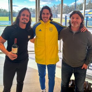 Christian Sancho Instagram - ✨Disfrutando el Camino✨

A veces Dios, la vida y el Universo te ponen en lugares deseados y te regalan momentos de Gratitud y Felicidad.

Y eso fue lo que pude vivir junto a @cavaniofficial21 
Que gustazo tuvimos con mi familia de conocerte y compartir un día tan maravilloso junto a vos y toda la familia.

Humilde, Generoso, Agradecido, Líder altamente positivo con una sabiduría Inmensa…un crack dentro y fuera de la cancha!

 Gracias por la charla y por ese almuerzo en familia que nos regalaron junto a @ferguly78 en un momento de tanta valoración y tanto aprendizaje en mi vida.

 Gracias a vos y a toda la gente de @bocapredio por recibirnos con tanta generosidad y hacer que ese día sea un día inolvidable para nosotros.

 Y fundamentalmente, Muchas gracias por habernos encontrado en el Camino y por tu buena energía!

Por muchos momentos más así y muchos flechazos más 🙌🏹⚽️