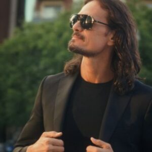 Christian Sancho Instagram - Descubri Legend, la fragancia que encarna la fuerza y la elegancia. Con notas de cuero robusto y pachuli embriagador. 
Legend es más que un perfume, es una declaración, es tu camino.
Disfruta el camino 
LEGEND by Christian Sancho

#legend
#christiansancho 
#fragancias 
#sommeil