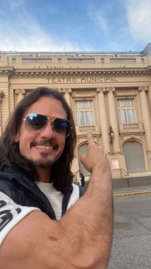 Christian Sancho Instagram - ESTO ES SINVERGÜENZA ❤️🎭

No tenemos palabras para agradecerles a la gente de toda la 🇦🇷 lo que están generando y provocando función a función ♥️🎭
 Somos muy agradecidos de estar viviendo este gran éxito que nos lleva de norte a sur y de este a oeste por la Argentina‼️
 Gracias por venir y comprar sus entradas para llenar cada teatro que visitamos, esperándonos al final de cada función para agradecernos como se han reído con esta comedia que hoy ya es un clásico del teatro argentino 🇦🇷🎭
Muy pronto tenemos para ustedes una muy linda y GRAN GRAN sorpresa que va a coronar esta gran gira 🤫 estamos muy emocionados por contarles a ustedes lo que va a ser un gran evento a todo nivel para ustedes y nosotros 🫶🥺💪
Gracias a Tod@s por acompañarnos 🙌🙏
Nos vemos muy pronto para seguir divirtiéndonos y riendo a carcajadas con ustedes por todo el país‼️

 ✨GRACIAS GRACIAS GRACIAS ✨

@sinverguenzasok @raimundoalbert @diegomartinrinaldi @victorianopololla 

PHOTO: @carnaok ❤️👌