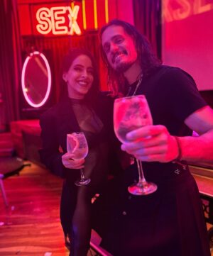 Christian Sancho Instagram - Imposible faltar a esta gran celebración 🍾 
lugar donde nos conocimos y nos enamoramos😍🔥
 Con esta función especial de los 5 años de @infovivituexperienciaok , Revivimos hermosos recuerdos, con linda gente y buena energía 🔋
Acá les dejamos algo de lo que fue 😜
Pd: no dejen de comparar la primera y la última foto, para que vean que no todo es lo que parece 😂😂😂
Foto 1: muy a lo sanchi
Foto final: el universo de muriega