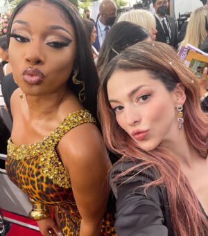 Christian Vazquez Instagram - Red carpet. @recordingacademy 

Paseando y echando cotorreo con chicas súper poderosas cómo @parishilton y @theestallion un momentito. 
Gracias por ser mi date @charritopadrote 
#PatyCantu #redcarpet #grammys
#latingrammys #trustee #singersongwriter #music #mujeresenlamúsica @latingrammys