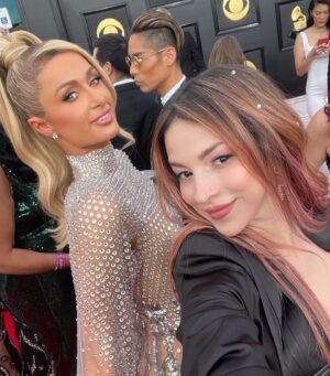 Christian Vazquez Instagram - Red carpet. @recordingacademy 

Paseando y echando cotorreo con chicas súper poderosas cómo @parishilton y @theestallion un momentito. 
Gracias por ser mi date @charritopadrote 
#PatyCantu #redcarpet #grammys
#latingrammys #trustee #singersongwriter #music #mujeresenlamúsica @latingrammys