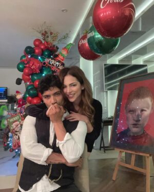 Christian Vazquez Instagram - ¡¡FELIZ NAVIDAD❗️ 
Mi mejor regalo de esta navidad,TÚ @patycantu . Te AMO! Ahora si, familia completa