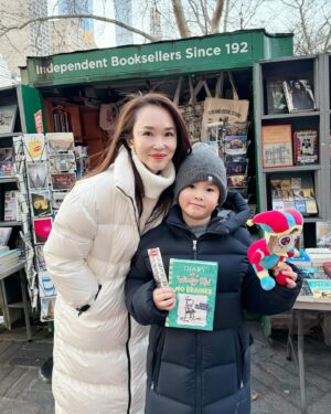 Christopher Lee Ming-Shun Instagram - 宝贝说：我喜欢这里，好多东西可以看，在市里就有动物园，有海洋生物，也有好多博物馆又有表哥的陪伴，真的玩得好开心！今天他竟然和隔壁座的外国小妹聊了起来😂😂😂，我和太太感到非常欣慰的是，儿子不断的介绍新加坡有什么特别又美丽的旅游景点，那个景点是世界第一的😂🤩，看来他真的是非常爱国👏👏👏🫶🫶🫶🤩 继续加油哈哈哈❤️❤️❤️

#宝贝和爸爸第一次到美国
#妈妈是导游
@fannaiaiwong  #zedzed 
#李铭顺 #christopherlimingshun