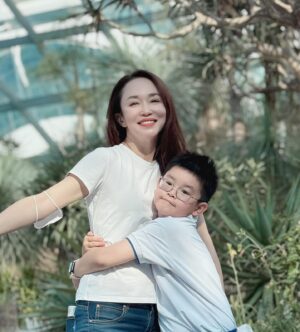 Christopher Lee Ming-Shun Instagram - 亲爱的，母亲节快乐！！！Zed拥抱你的样子。。。“妈妈，我好幸福！”♥️♥️♥️😍😍😍
#祝全天下的妈妈母亲节快乐 
@fannaiaiwong #zedzed