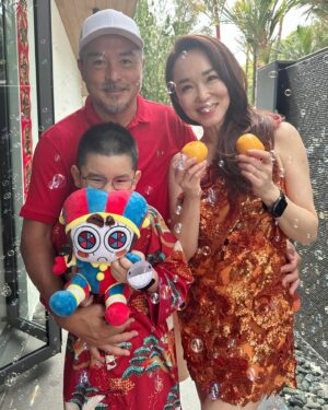 Christopher Lee Ming-Shun Instagram - 🐲#龙年 开跑🐲
我，文芳和晞銓祝大家新年快乐，万事如意，龙年行大运🧧🧧🧧❤️❤️❤️

@fannaiaiwong #zedzed
#李铭顺 #christopherlimingshun