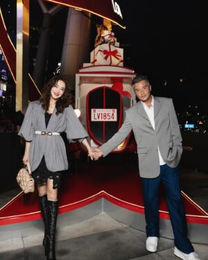 Christopher Lee Ming-Shun Instagram - 美丽典雅的亮灯仪式，心情也跟这超高的圣诞树一样亮丽起来！一起迎接圣诞节的到来！！❤️❤️❤️

@louisvuitton 
#LVgifts
@catwalkasia @catwalk.actors 
@fannaiaiwong 
#李铭顺 #christopherlimingshun