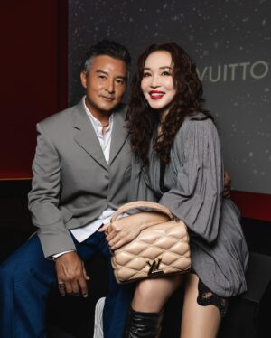 Christopher Lee Ming-Shun Instagram - 美丽典雅的亮灯仪式，心情也跟这超高的圣诞树一样亮丽起来！一起迎接圣诞节的到来！！❤️❤️❤️

@louisvuitton 
#LVgifts
@catwalkasia @catwalk.actors 
@fannaiaiwong 
#李铭顺 #christopherlimingshun