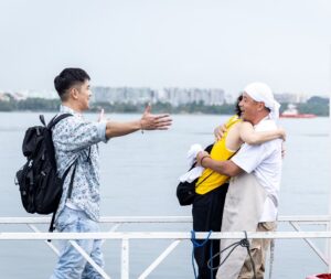 Christopher Lee Ming-Shun Instagram - 好久不见帅哥美女✌🏻🫶😊 各自坐好，慢慢汇报你们最近干了什么大事😜😜🙌 想听的就进来吧😜

#阿顺有煮意 #阿顺有煮意2 
@elvinngchoonsiong @zhang_zhenhuan @carriewst 
@channel8sg @mewatch.mediacorp 
@catwalkasia  @catwalk.actors 
#李铭顺  #christopherlimingshun