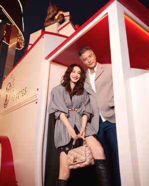 Christopher Lee Ming-Shun Instagram - 美丽典雅的亮灯仪式，心情也跟这超高的圣诞树一样亮丽起来！一起迎接圣诞节的到来！！❤️❤️❤️

@louisvuitton 
#LVgifts
@catwalkasia @catwalk.actors 
@fannaiaiwong 
#李铭顺 #christopherlimingshun