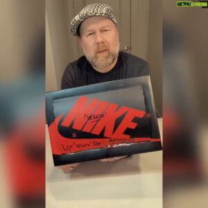 Christopher Sabat Instagram - Watch as I unbox these FREAKING AMAZING custom #Vegeta shoes by @stompinggroundcustoms that were commissioned and gifted to me by @trustthepublic.
.
.
.
.
.
#Dbz #vegeta #princeofallsaiyans #customsneakers #airjordan