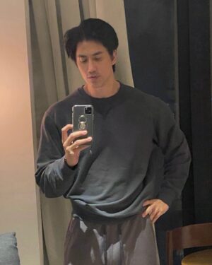Chuando Tan Instagram - l’d be telling a lie if I ain‘t aging like everyone else.
But we can try to age healthily and happily.
Did u eat healthily today?
Did you at least take a long walk today ? ✌️😎