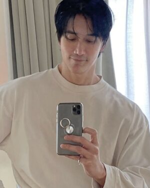 Chuando Tan Instagram - Shower after gym, now, back to work !
