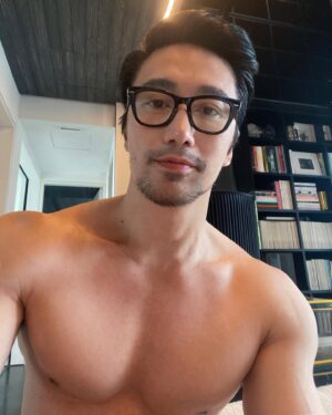Chuando Tan Instagram - HAPPY NEW YEAR :) 🎊🎈 
May 2022 marks a wonderful change for all !
So what’s your new year’s resolution ?