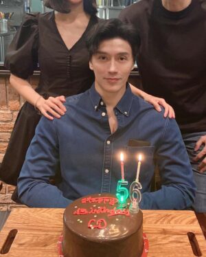Chuando Tan Instagram - 这照片后面的故事 ：
生日的第二天，朋友们来电约去吃晚饭，于是下班随带粉丝朋友送的蛋糕去了餐厅。
饭后，服务员拿出的蛋糕上面竟然还插着不知哪儿来的俩个巨无霸56数字的蜡烛 … 我是无所谓啦，但没想到这”蜡烛”却引起了餐厅客人们的好奇与注目， 好想往坑里钻。
对的, 蜡烛是我朋友们特意买来整我的…  这些朋友我疼还来不及 ✌️😆