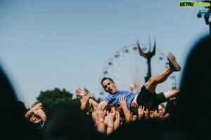 Chuck Comeau  Instagram - Getting up close and personal with all of you in France! 🇫🇷🤘

Bonne Fête Nationale à nos cousins Français! On vous aime et on a adoré nos spectacles chez vous cet été! Bravo pour la belle performance à l’Euro! 🇫🇷❤️🤘⚽️ 

📸: @shotbywozniak