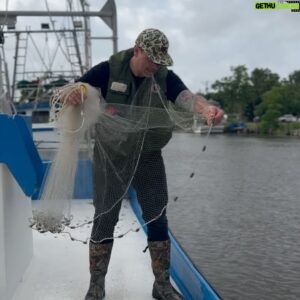 Chuck Hughes Instagram - Gros fun @cfpk.tv en Louisiane.  Epic Crab Boil   Pêche à la Chevrette à Pointe Au Chien 🦀🦐🌽