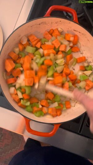 Chuck Hughes Instagram - A perfect family recipe passed down from my grandmother. I had the honour of preparing this meal for families staying at @RMHCToronto and @omrm_Montreal last week and seeing how many great programs RMHC provides for the families, including meal programming. You can find this recipe and many other delicious, comforting meals from volunteers and families in the @rmhccanada Family Cookbook, available to download for free at the link in my bio. What’s better? Thanks to RBC Insurance, each download will feed a family for a day! #ad 
 
Une recette parfaite qui vient de ma grand-mère. La semaine dernière, j’ai eu l’honneur de préparer cette recette pour les familles qui sont logés à l’@omrm_montreal et à @RMHCtoronto. J’ai pu constater tous les services offerts aux familles par l’OMRM, incluant les programmes alimentaires. Vous trouverez cette recette et une foule d’autres, tout aussi réconfortantes et savoureuses, dans le Livre de recettes des familles de l’OMRM, que vous pouvez télécharger gratuitement via le lien dans ma bio. Et grâce à RBC Assurance, chaque téléchargement permettra de nourrir une famille par jour #pub @rmhccanada