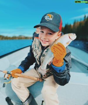 Chuck Hughes Instagram - 14 truites, 4 roues, 3 boys, 0 réseau!! Merci à la gang de @auberge_labarriere pour les histoires de pêche !! 🎣