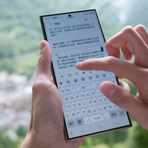 Chun-Chih Huang Instagram - 帶著 Samsung Galaxy S24 Ultra 出去玩！

每次出去旅遊的時候，都要先做很多功課，看遊記、看攻略，還要查交通、票價、景點特色等等，使用 Galaxy S24 Ultra 裡的 「 #筆記智慧助理 」就可以快速摘要文字重點，這樣下次要舊地重遊，就不用重新找資料，可以快速找到自己做好的筆記攻略了！搭配新推出的 Galaxy Fit3，隨時查看當地天氣、體感溫度、步數紀錄等，讓過程不失誤

想回顧旅遊過程中隨手記錄的精彩畫面，也能在拍攝完後使用「 #生成式慢動作精彩鏡頭 」把喜歡的畫面放慢強調，像這次到烏來瀑布，我就把瀑布的水流放慢，看水花濺起的樣子，比肉眼看到的更加細緻，後來還拍了貓、拍了在湖上划船，本來還想錄在划船的過程，結果突然下起大雨，一直下到晚上；一開始還擔心下雨的夜晚會拍得不夠清晰，但 Galaxy S24 Ultra 低光源拍攝時也不怕，使用「 #超明亮暗夜人像攝影 」人物也可以很清楚；支援兩億畫素、遠距、光學防手震、百倍變焦，實測之後，真的可以在光線不足的地方拍出好照片，從早拍到晚都細節滿滿！

最後分享一隻橘色的小貓，他在我拍照的時候一直在旁邊蹭來蹭去湊熱鬧，大家有來這裡的話，請替我摸摸這個愛撒嬌擾亂拍攝的小子

#TeamGalaxy #GalaxyS24Series #一出手就搞定 @samsungtaiwan