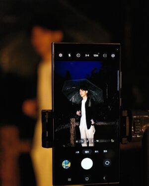 Chun-Chih Huang Instagram - 帶著 Samsung Galaxy S24 Ultra 出去玩！

每次出去旅遊的時候，都要先做很多功課，看遊記、看攻略，還要查交通、票價、景點特色等等，使用 Galaxy S24 Ultra 裡的 「 #筆記智慧助理 」就可以快速摘要文字重點，這樣下次要舊地重遊，就不用重新找資料，可以快速找到自己做好的筆記攻略了！搭配新推出的 Galaxy Fit3，隨時查看當地天氣、體感溫度、步數紀錄等，讓過程不失誤

想回顧旅遊過程中隨手記錄的精彩畫面，也能在拍攝完後使用「 #生成式慢動作精彩鏡頭 」把喜歡的畫面放慢強調，像這次到烏來瀑布，我就把瀑布的水流放慢，看水花濺起的樣子，比肉眼看到的更加細緻，後來還拍了貓、拍了在湖上划船，本來還想錄在划船的過程，結果突然下起大雨，一直下到晚上；一開始還擔心下雨的夜晚會拍得不夠清晰，但 Galaxy S24 Ultra 低光源拍攝時也不怕，使用「 #超明亮暗夜人像攝影 」人物也可以很清楚；支援兩億畫素、遠距、光學防手震、百倍變焦，實測之後，真的可以在光線不足的地方拍出好照片，從早拍到晚都細節滿滿！

最後分享一隻橘色的小貓，他在我拍照的時候一直在旁邊蹭來蹭去湊熱鬧，大家有來這裡的話，請替我摸摸這個愛撒嬌擾亂拍攝的小子

#TeamGalaxy #GalaxyS24Series #一出手就搞定 @samsungtaiwan