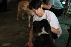 Chun-Chih Huang Instagram - 小狗洗澡隊，出動！

昨天去了在石牌站附近的浪浪家園當志工，大家一起幫好多隻狗洗澡，交貓朋狗友、狗群狗黨（？）

這裡有很多需要陪伴、照顧的狗，原本還很擔心他們會很警戒，但實際幫他們洗澡的時候，發現都很親人、放鬆

最後和大家分享昨天發現的幸運草，祝大家和浪浪們都幸運