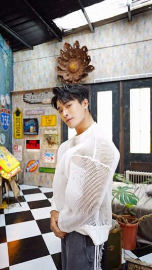 Chun-Hao Hu Instagram - 發誓我決不後悔，我對你絕不後退🐝
表達這種堅定的愛，是種浪漫。 
-
刺刺TSZ BUMBLE BEE 明星MV舞蹈互動班
5/18 SAT 19：00-20：30　第一堂
5/21 TUE 19：00-20：30　第二堂
5/25 SAT 19：00-20：30　第三堂
5/28 TUE 19：00-20：30　最終堂（拍攝） 
活動連結在限動，來找我玩！ 

#partiiidancestudio未來基地
#bumblebee #Mv舞蹈互動課 

Hairstyle @pongu.c 
Pants @zeta.tw