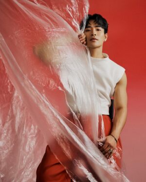 Chun-Hao Hu Instagram - 祝我生日快樂🎂🤍
Say Happy birthday to me.
-
眼神 ，
拍攝第三張照片時，我心裡在想：今年一定會更好的，我知道我去年做了很多嘗試，遇見了很多人，在意當下，用眼睛去對話，這使我感到踏實。 

Credit
Hairstyle @pongu.c 
Makeup @moneymakeeddie 
Clothes @dleet____ 
Photo @__liangjing__ 

#happybirthday #224