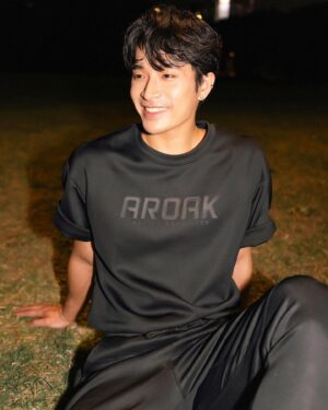 Chun-Hao Hu Instagram - 渴望釋放你的力量嗎？ 
穿上AROAK，掌控你的訓練風格

這次我穿的是「機能基礎訓練長褲」和「OVERSIZED機能拉克蘭袖訓練上衣」，結合了剪裁、舒適和時尚，為愛運動的我們打造無與倫比的風采。

而且排汗與透氣感也是訓練時重要的條件，這點我很滿意！ 挑戰極限，成就不凡！你們準備好了嗎？

另外AROO從現在起正式更名為AROAK！
4/5 下午兩點至4/17 下午四點，感恩回饋 ，全館最低59折起。你如果附上我的折扣碼JUN0403，還可以再打95折，愛ㄌ🐱

#aroak #training

📷 @xxdaniel 
💄 @cyanmua 
✂️ @jarvis_lin0131