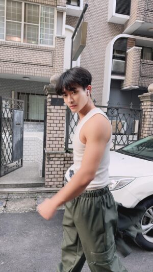 Chun-Hao Hu Instagram - 熱瘋ㄌ😠