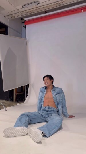 Chun-Hao Hu Instagram - 當攝影師已經拍到他要的素材後…😅 

@calvinklein 

#calvinklein #shooting #choreography