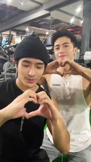 Chun-Hao Hu Instagram - Love Lee手勢舞

#健身房不健身