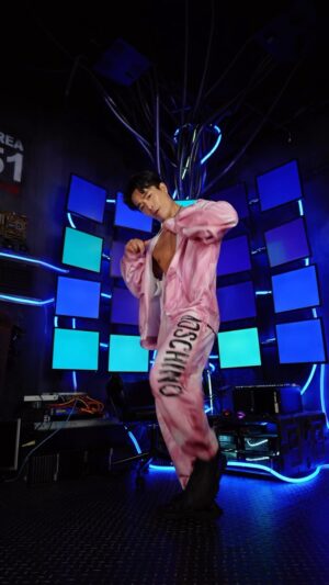 Chun-Hao Hu Instagram - 編舞ㄌ🐱 

Clothes @moschino 

#dancechoreography #industrybaby #lilnasx