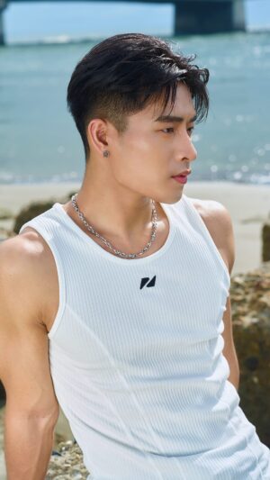 Chun-Hao Hu Instagram - 韓國合身款背心，穿不膩的那種
🛒 https://zetashop.cc/el2L7

合身版型，包覆度極佳
穿上這件，身體線條感十足

韓國街頭、各大舞台常見的背心
走在街上忍不住會看一眼
唱歌跳舞也很適合
🛒 https://zetashop.cc/el2L7