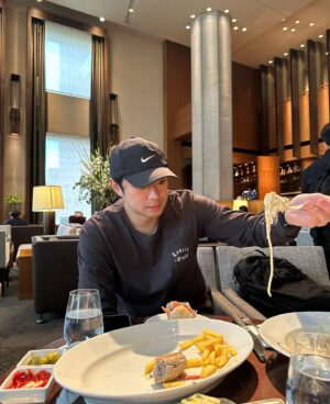 Chun Jung-myung Instagram - 그냥 일단 먹자… 몰라