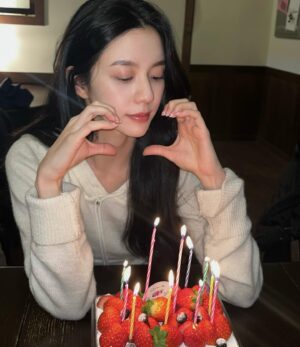Chung Hye-lyn Instagram - 나도 자꾸 무한도전같은 포즈 왜 하는지 모르겠음 (´・ω・｀) ;;
