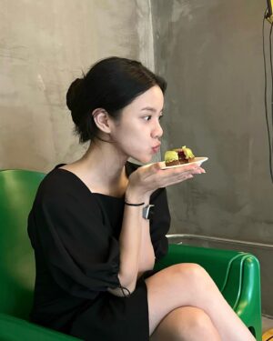 Chung Hye-lyn Instagram - 😗🍏