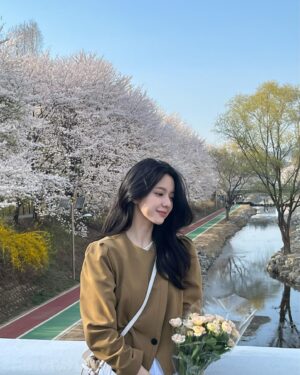 Chung Hye-lyn Instagram - 꽃 들고 나들이🌸(❁´▽`❁)🌸