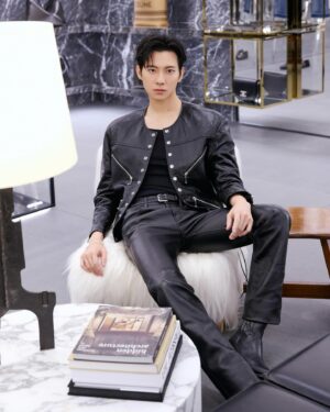 Cian-You Peng Instagram - 恭喜 @celine 台北101精品店開幕
非常欣賞HEDI SLIMANE所構思的新建築設計概念，雕塑風格的形態與店鋪整體的建築風格相呼應，打造出一個永恆而精緻的空間。
尤其是休息區，每件傢俱都是精心挑選、搭配和擺放，私心全部都想打包回家。

神秘又叛逆的造型你們喜歡嗎？🖤

#CELINEBYHEDISLIMANE