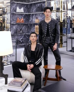 Cian-You Peng Instagram - 恭喜 @celine 台北101精品店開幕
非常欣賞HEDI SLIMANE所構思的新建築設計概念，雕塑風格的形態與店鋪整體的建築風格相呼應，打造出一個永恆而精緻的空間。
尤其是休息區，每件傢俱都是精心挑選、搭配和擺放，私心全部都想打包回家。

神秘又叛逆的造型你們喜歡嗎？🖤

#CELINEBYHEDISLIMANE