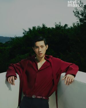 Cian-You Peng Instagram - 【Cover Story】彭千祐  不停燃燒的創作魂

彭千祐認為一個好演員必須要具備的特質，是必須對任何人事物都有很高的敏銳度和感知度，而他從小就是個心思細膩觀察精細的高敏人，通俗一點地說就是個想很多的人，「想很多在現實生活中很痛苦，所以有時候我會逃避、抽離，勸告自己不要想這麼多。」踏入戲劇圈後，彭千祐才曉得演員必須是一個想很多的人吧，「才能快速抓住角色的性格和種種情感」。

關於演技的追求，他聊起最喜歡的日本實力派女星安藤櫻，「有些演員演出一些精彩的角色，但終究還是有身為女明星的影子，但安藤櫻能為了表演，把自己塑造成性格如廢物一般的存在，徹底拋開女明星的框架，詮釋出日常生活中最具爆發性的能量。」他說只有在最平凡、最純粹的狀態，才能看出通透的人性，「這跟創作一樣，如果加了太多技巧，只想著漂不漂亮、好看與否，就不會創作出觸動觀者內在的好作品。」

完整文章請見主頁連結🔍

Talent／ @peng_cian 
Interview＆Text／ @levyfute 
Photographer／ @ajerry_sung 
Stylist／ @yvonne1one  @levyfute 
Make up／  @mumu.ke 
Hair／ @zoom_hans 
Video／ @noraliuu @raywu_productions 、Wang Chun Wei
Photographer assistant／ @answer1108 、En、Duan Yong-Zhen
Wardrobe／ @gucci 
Special thanks to ／ @studioflatwhite