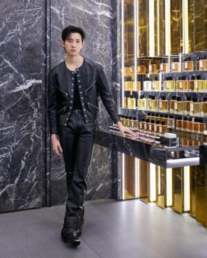 Cian-You Peng Instagram - 恭喜 @celine 台北101精品店開幕
非常欣賞HEDI SLIMANE所構思的新建築設計概念，雕塑風格的形態與店鋪整體的建築風格相呼應，打造出一個永恆而精緻的空間。
尤其是休息區，每件傢俱都是精心挑選、搭配和擺放，私心全部都想打包回家。

神秘又叛逆的造型你們喜歡嗎？🖤

#CELINEBYHEDISLIMANE