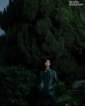 Cian-You Peng Instagram - 【Cover Story】彭千祐  不停燃燒的創作魂

彭千祐認為一個好演員必須要具備的特質，是必須對任何人事物都有很高的敏銳度和感知度，而他從小就是個心思細膩觀察精細的高敏人，通俗一點地說就是個想很多的人，「想很多在現實生活中很痛苦，所以有時候我會逃避、抽離，勸告自己不要想這麼多。」踏入戲劇圈後，彭千祐才曉得演員必須是一個想很多的人吧，「才能快速抓住角色的性格和種種情感」。

關於演技的追求，他聊起最喜歡的日本實力派女星安藤櫻，「有些演員演出一些精彩的角色，但終究還是有身為女明星的影子，但安藤櫻能為了表演，把自己塑造成性格如廢物一般的存在，徹底拋開女明星的框架，詮釋出日常生活中最具爆發性的能量。」他說只有在最平凡、最純粹的狀態，才能看出通透的人性，「這跟創作一樣，如果加了太多技巧，只想著漂不漂亮、好看與否，就不會創作出觸動觀者內在的好作品。」

完整文章請見主頁連結🔍

Talent／ @peng_cian 
Interview＆Text／ @levyfute 
Photographer／ @ajerry_sung 
Stylist／ @yvonne1one  @levyfute 
Make up／  @mumu.ke 
Hair／ @zoom_hans 
Video／ @noraliuu @raywu_productions 、Wang Chun Wei
Photographer assistant／ @answer1108 、En、Duan Yong-Zhen
Wardrobe／ @gucci 
Special thanks to ／ @studioflatwhite